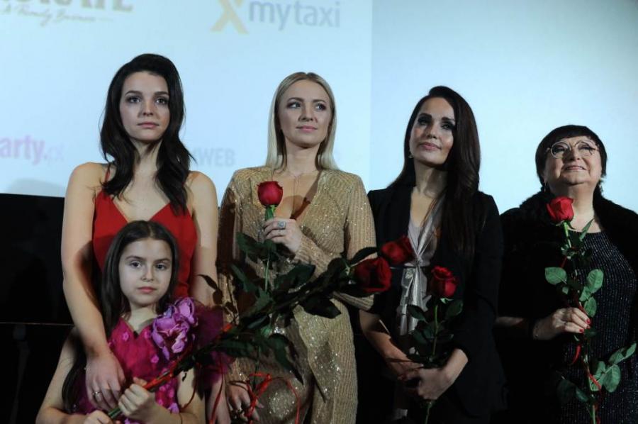 Aktorki na scenie na premierze filmu "Pech to nie grzech" 17 grudnia 2018