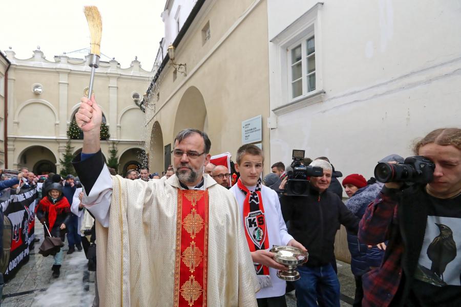Ks. Leszek Ziola (C) wśród pielgrzymów. XI Patriotyczna Pielgrzymka kibiców na Jasną Górę