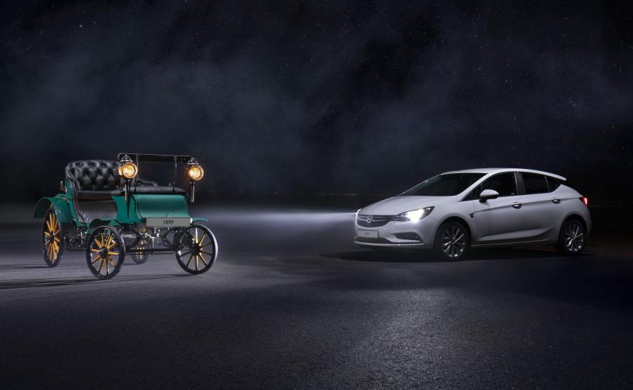 Patentmotorwagen System Lutzmann z 1899 roku - drogę oświetlały świeczki. Współczesna Astra wyposażona w reflektory IntelliLux LED
