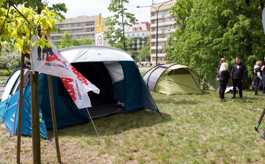 Miasteczko namiotowe przed resortem sprawidliwości