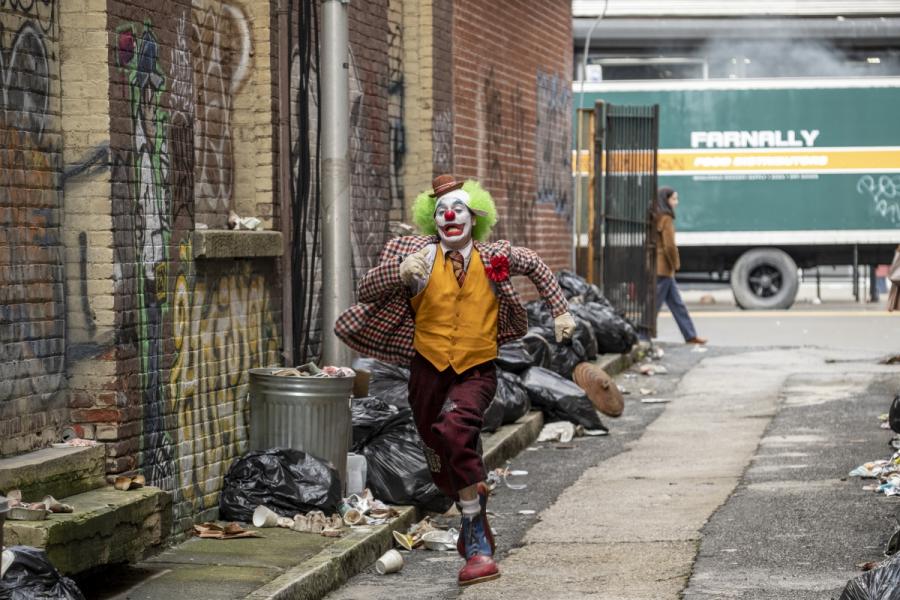 "Joker" w kinach od 4 października. © 2019 Warner Bros. Entertainment Inc