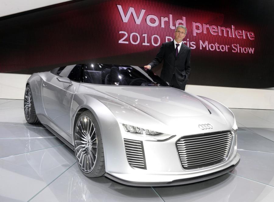 Rupert Stadler, szef Audi, prezentuje model ekologiczny - elektryczne Audi e-tron Spyder