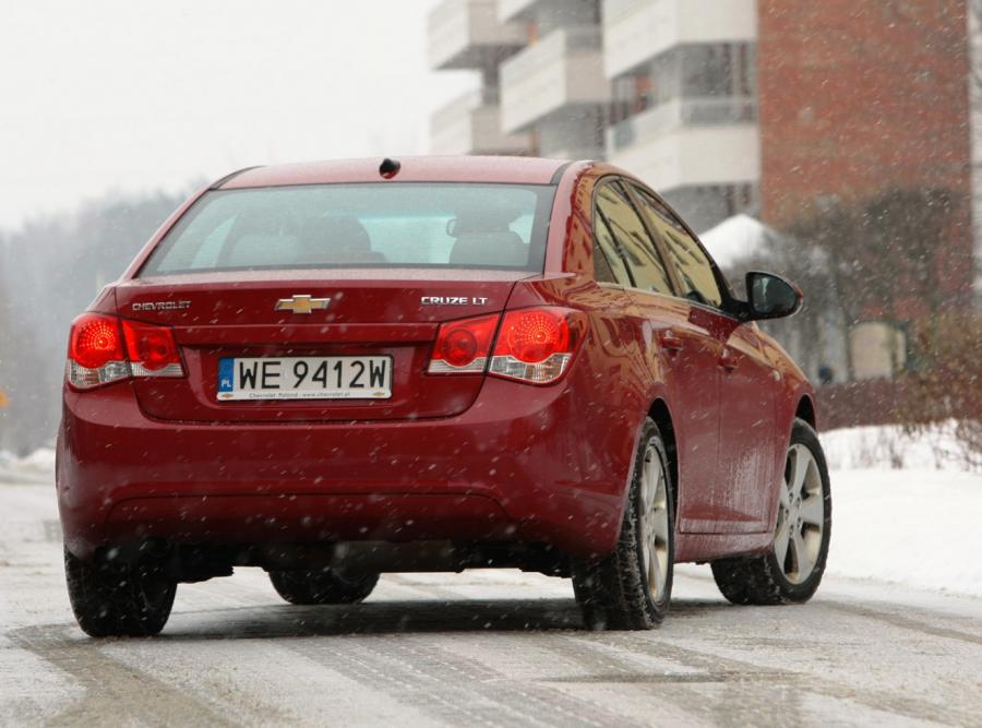 Testowany egzemplarz cruze'a wyposażony był w najmocniejszą wersję 2-litrowego diesla o mocy 150 KM osiągającego 320 Nm przy 2000 obr/min. To parametry wystarczające do szybkiego przemieszczania się autem ważącym niespełna 1,5 tony, pod warunkiem, że dysponujemy wersją z manualną skrzynią biegów. Sześciobiegowy automat w "naszym" egzemplarzu to delikatnie mówiąc mechanizm, który tłumi tak duży pokład mocy i spory moment obrotowy. Manewr wyprzedzania lub zmiany pasa ruchu wymaga zimnej krwi lub wcześniejszego wciskania gazu. Sytuację w pocie czoła próbuje ratować tryb sekwencyjnej zmiany biegów. Niestety, oprócz słabszych osiągów (przyspieszenie do "setki" zajmuje 9,9 s - o 1,2 s więcej niż wersji z przekładnią manualną) wzrasta też zużycie paliwa. Poruszając się wyłącznie po mieście cruze potrzebował średnio 9,7 litra paliwa na 100 km. Konkurencja jest mniej zachłanna. Krótko mówiąc cruze z automatem nadaje się dla leniwych lub jak kto woli cierpliwych. Sprawdzi się w spokojnej jeździe po mieście lub w podróżach autostradowych.