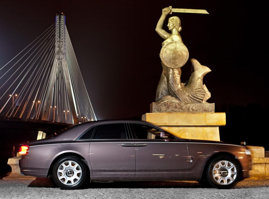 Z drogi! Rolls-Royce wjeżdża nad Wisłę