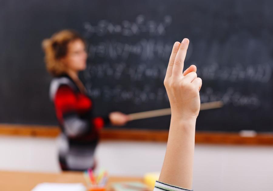 Niezmiennie wysokim prestiżem cieszą się w społeczeństwie nauczyciele i adwokaci