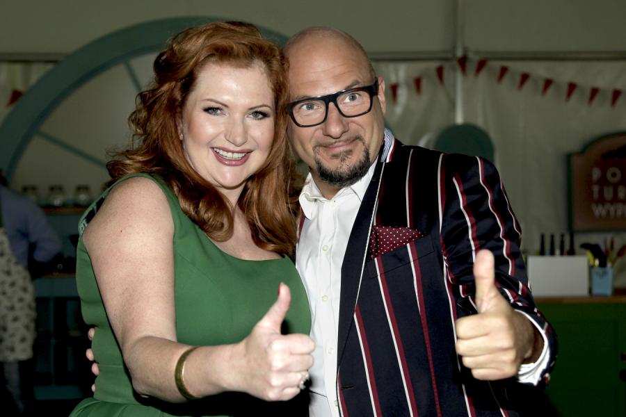 Marta Grycan i Piotr Gąsowski na planie programu "Polski turniej wypieków"