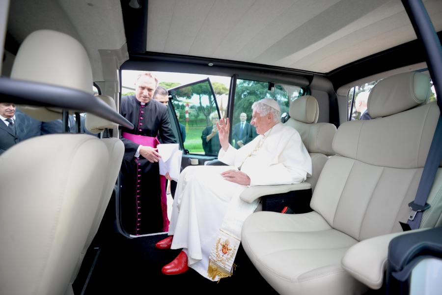 Benedykt XVI na kanapie Kangoo Maxi Z.E.