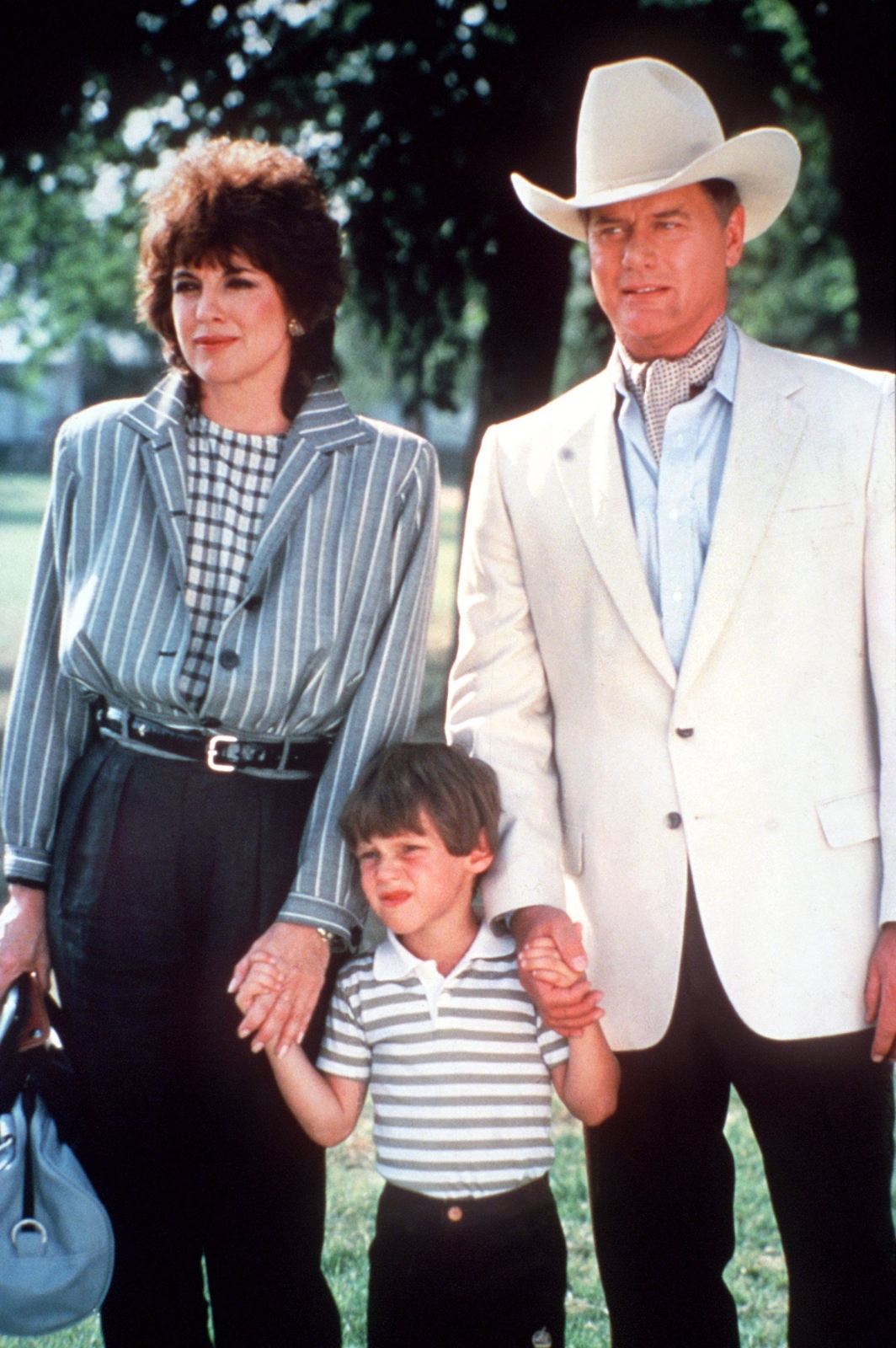 Larry Hagman, Linda Gray i ich filmowy syn Omri Katz w serialu "Dallas"