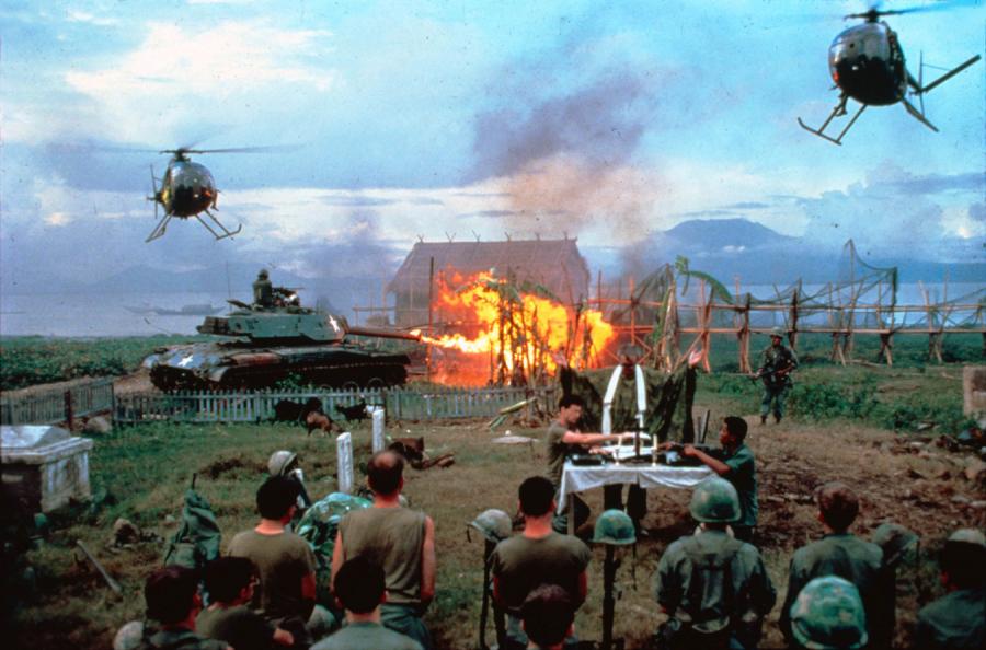 12. "Uwielbiam zapach napalmu o poranku..." ("I love the smell of napalm in the morning")