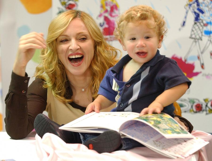 Madonna czyta dzieciom swoją książkę "Angielskie różyczki" – 2003 rok