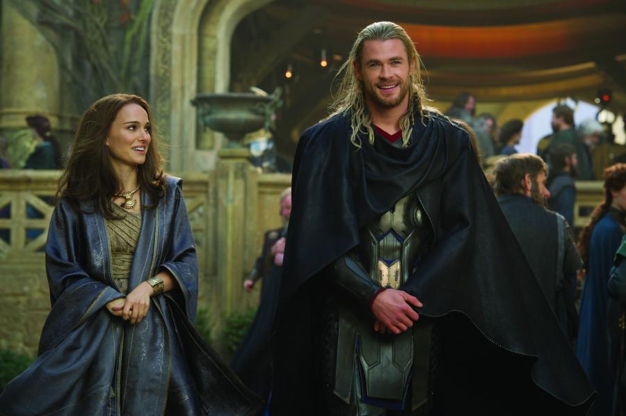 Natalie Portman i Chris Hemsworth w filmie "Thor: Mroczny świat"