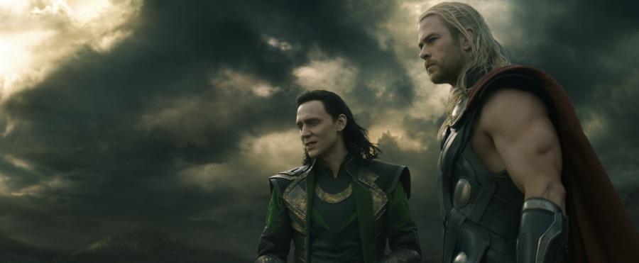 Tom Hiddleston i Chris Hemsworth w filmie "Thor: Mroczny świat"