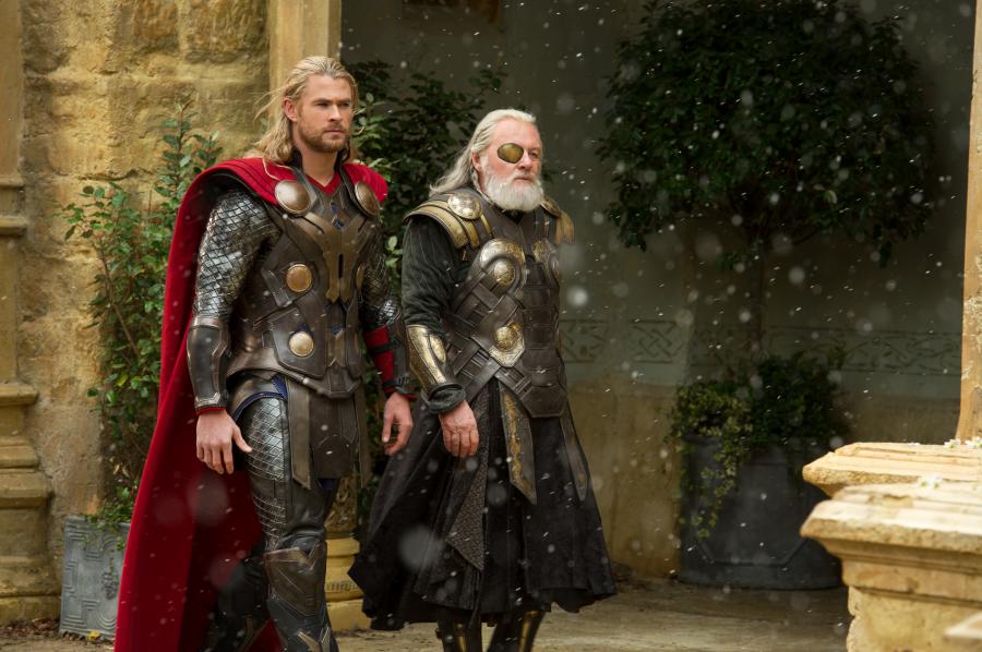 Chris Hemsworth i Anthony Hopkins w filmie "Thor: Mroczny świat"
