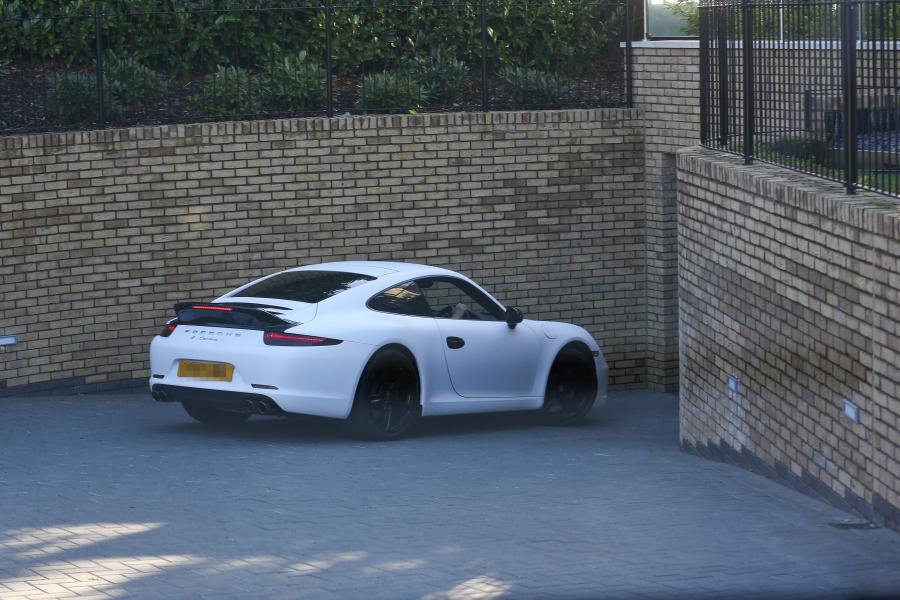 Wojciech Szczęsny za kierownicą porsche 911 carrera S śledzony przez paprazzi
