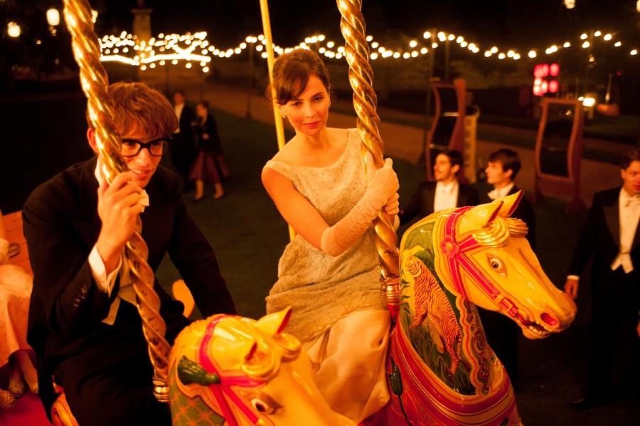 Felicity Jones i Eddie Redmayne w filmie "Teoria wszystkiego"