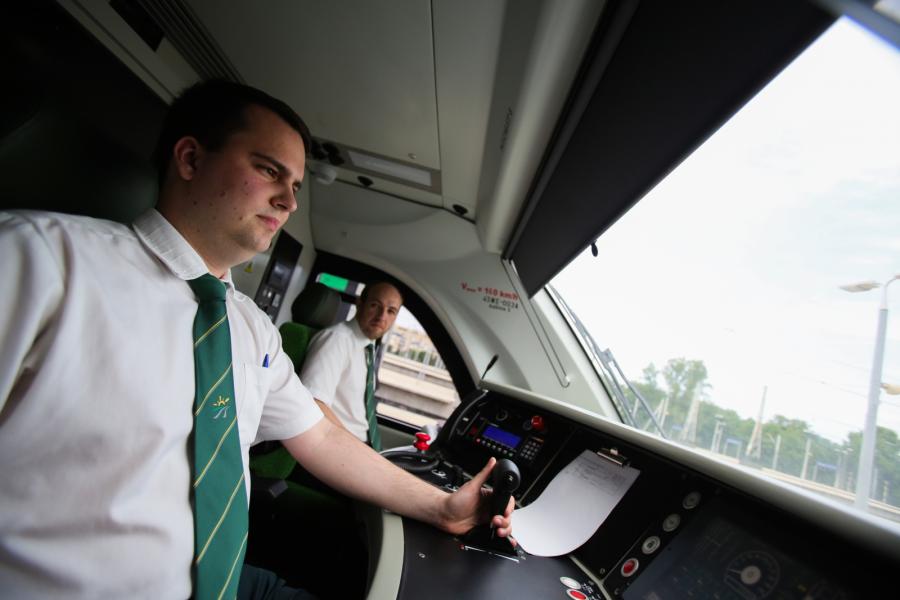 Uroczyste przekazanie pierwszych elektrycznych zespołów trakcyjnych serii 45 WE Impuls odbyło się na Dworcu Wschodnim w Warszawie