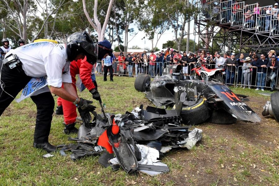 Tego nie da się wyklepać. Z bolidu Fernando Alonso zostały tylko szczątki
