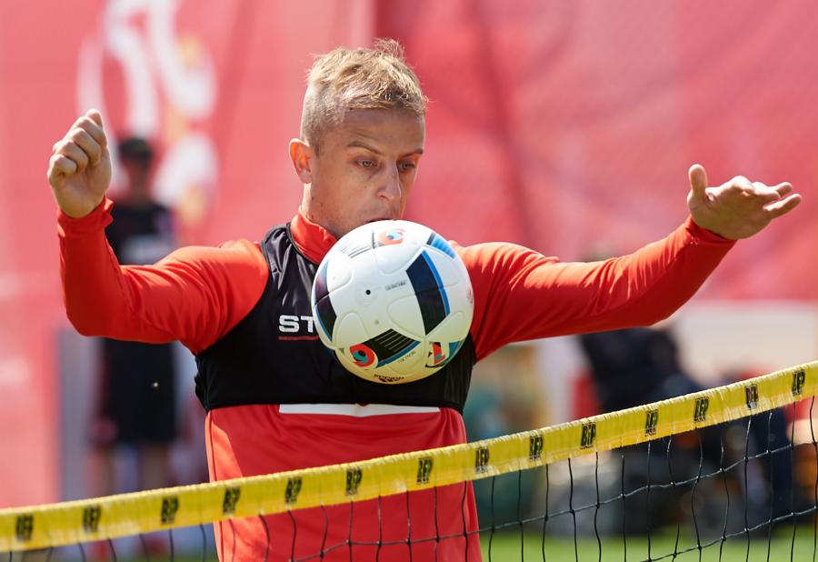 Euro 2016: Żony polskich piłkarzy nie spuszczają wzroku ze swoich mężów nawet podczas treningów